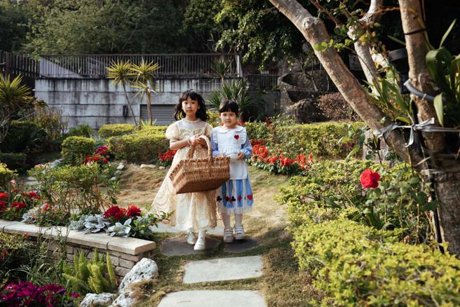 只要購票入場就可打扮成愛麗絲夢遊仙境角色，在英式風情的使館與花海中穿越童話故(高雄市文化局提供)