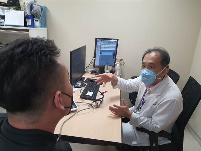 46岁黄先生日前开车送货到台中大里，突然急遽胸痛送往大里仁爱医院急诊，发现是急性前壁心肌梗塞，幸经紧急心导管手术，搭配OCT成功救回。（大里仁爱医院提供／潘虹恩台中传真）