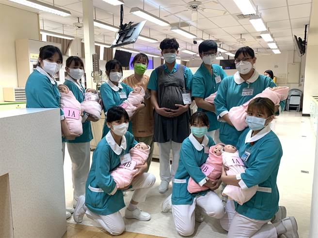 马偕医护专校4年级生胡国荣（后右三）见家族中唯独家里没有护理师，国中毕业在花莲门诺医院东部护理人员培育计画下就读护专，并在今年回到医院实习，届时成功取得证照，将成为家中第一位护理师，为更多患者服务。（门诺医院提供／罗亦晽花莲传真）