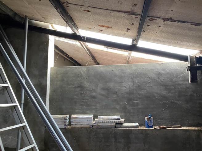 富冈民眾说，狒狒从墙壁上的洞跳进她家地下室（后院）。（蔡明亘摄）