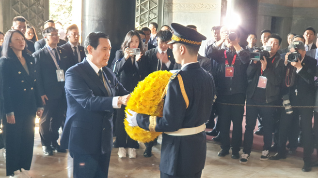 前总统马英九28日上午前往南京中山陵拜谒国父孙中山。(蓝孝威摄)