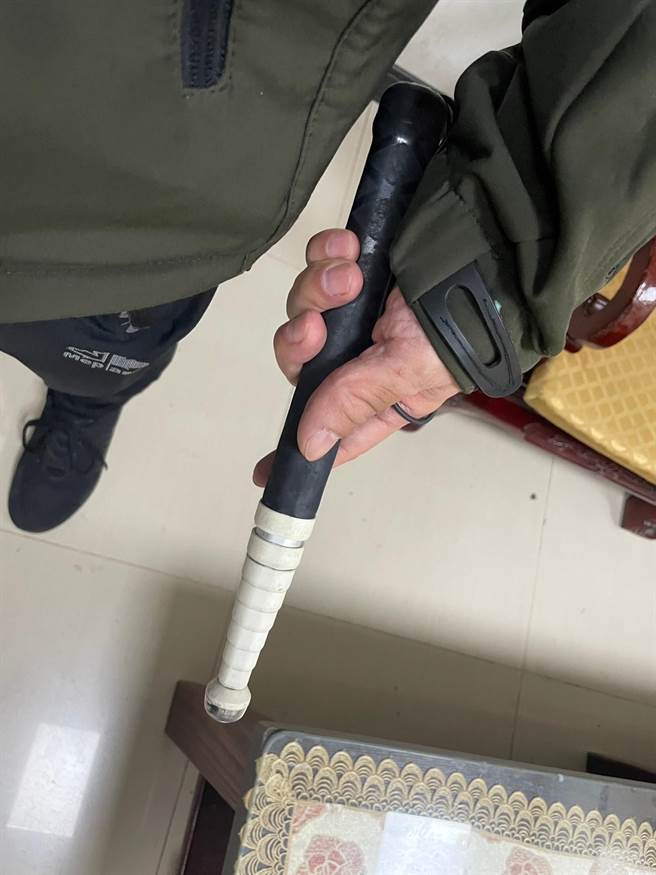 不过经警方了解，是当地一名视障者手持「白手杖」过马路而已，不料被网路传成可疑人士。(民眾提供／吴建辉彰化传真)