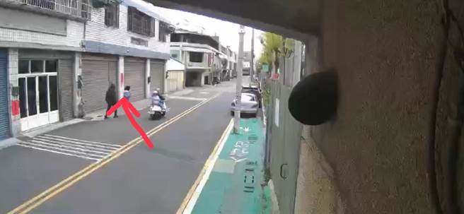 其实这名视障者就住在附近，被警方通知时心里很受伤，坦言以后不敢穿深色衣服出门了。(民眾提供／吴建辉彰化传真)