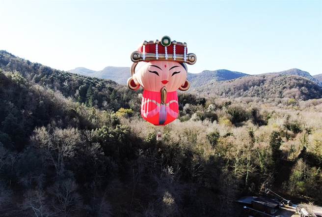 台东县长饶庆铃与台东天后宫董事长林有德，亲自到西班牙搭乘妈祖球进行试飞。（台东县政府提供）