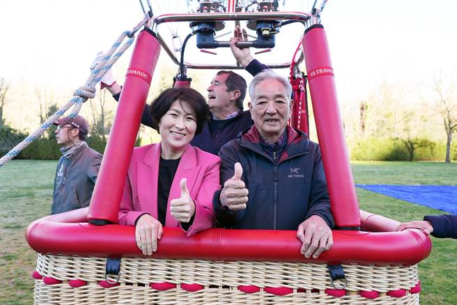 台东县长饶庆铃与台东天后宫董事长林有德，亲自到西班牙搭乘妈祖球进行试飞。（台东县政府提供）