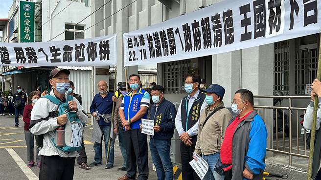 台9线拓宽工程引发沿线民眾抗议。（蔡旻妤摄）