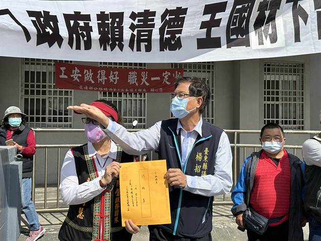 台9线拓宽工程引发沿线民眾抗议。（蔡旻妤摄）