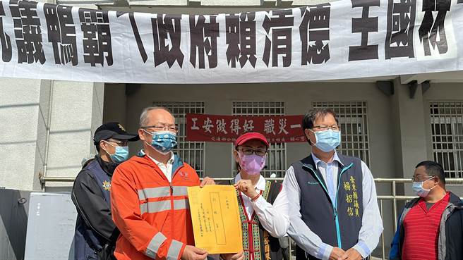 台9线拓宽工程引发沿线民眾抗议。（蔡旻妤摄）