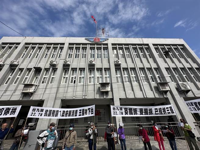 台9线拓宽工程引发沿线民眾抗议。（蔡旻妤摄）