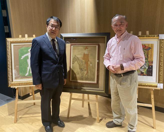 收藏家張惠華（右）提供畢卡索畫作於台南市新總圖展出，市長黃偉哲今天開箱。（曹婷婷攝）