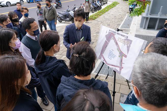 新竹市长高虹安28日到顶埔国小，了解通学步道完工情形。（新竹市政府提供／王惠慧新竹传真）