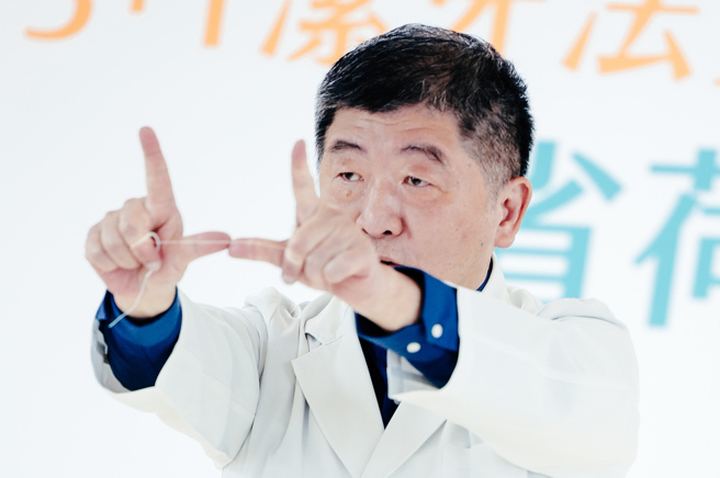 前卫福部长陈时中(见图)参选台北市长失利后，接任小英之友荣誉总会长，28日与牙医师合体推广洁牙知识，被问及是否有復出政坛、参选等规划，陈回应时强调，自己没有真的离开过政坛。（郭吉铨摄） 