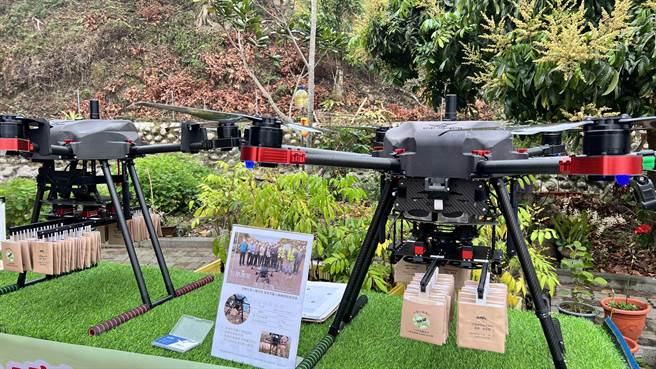 今年农委会与台南市政府合作首次用无人机施放平復小蜂卵片和施药。（张毓翎摄）