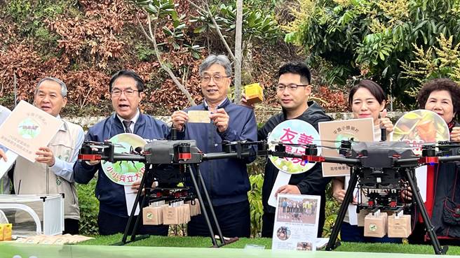 台南市长黄伟哲（左二）28日偕农委会副主委陈骏季（左三）视察执行情形时，讚誉科技力量为农产业带来的助益。。（张毓翎摄）