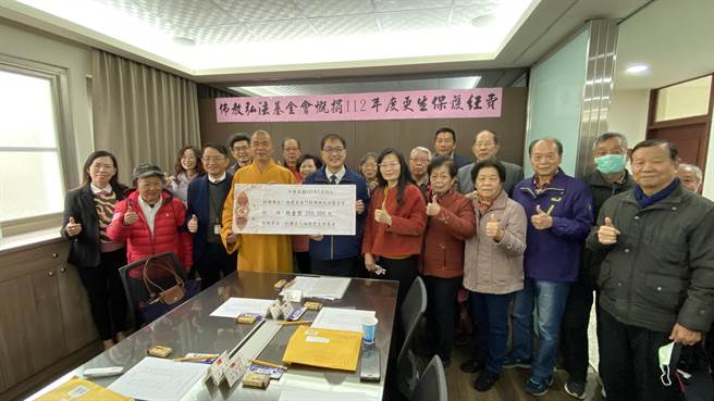 佛教弘法基金会在性海法师（一排左四）的带领下前往福建更生保护会，慨捐新台币20万元更生保护经费。（于家麒摄）
