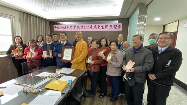 更保会董事长郑铭谦（一排左四）也回赠感谢状给佛教弘法基金会，感谢他们连续第4年捐款帮助弱势更生人及其家庭。（于家麒摄）