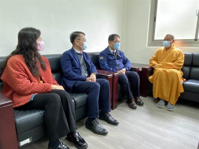 性海法师则表示（右），「日日向东走，回头便是西」希望所有更生人有朝一日也能成为社会的助力。（于家麒摄）