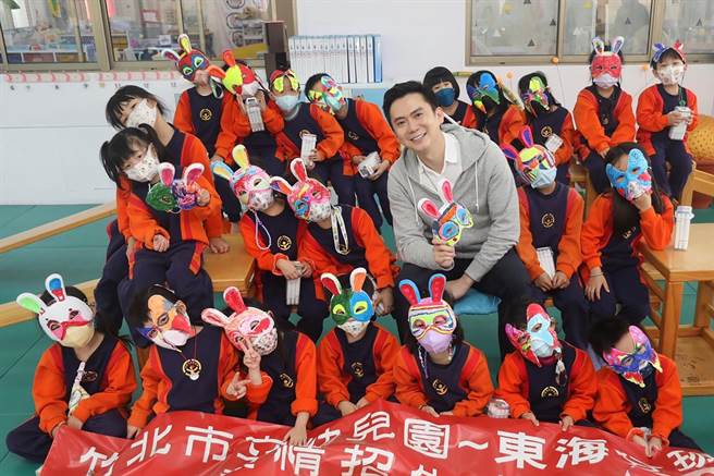小朋友们涂鸦完成彩色面具，与市长郑朝方一起展示。（竹北市公所提供／罗浚滨新竹传真）