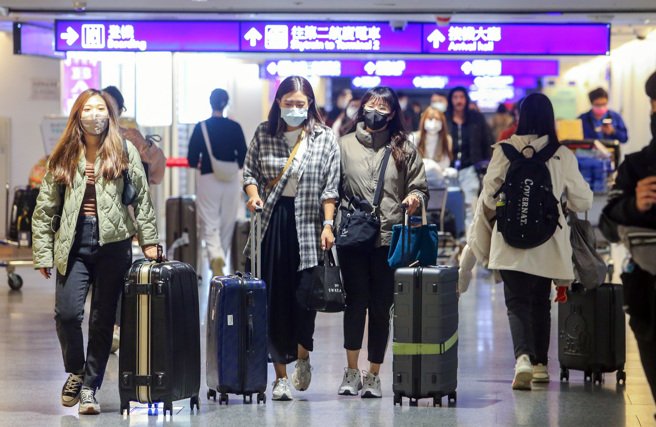 新冠疫情处于稳定低点，明天（29）每日报数将走入歷史，改为以「周」统计。图为旅客在桃园机场。(资料照)