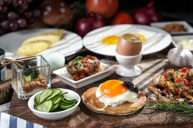 云轩西餐厅迎復活节，早餐蛋台升级推出5款创新蛋料理，展现多种风貌。（图／君品酒店提供）