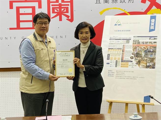 今于县务会议上由宜兰县政府建设处长潘亮宇（左）献奖给县长林姿妙（右）。（吴佩蓉摄）
