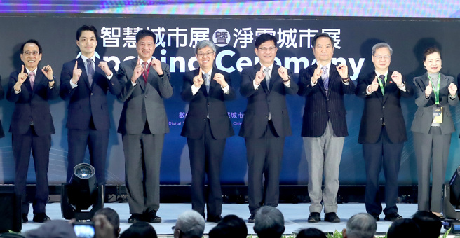 行政院长陈建仁（左4）28日出席「2023智慧城市展暨净零城市展」开幕，偕同经济部长王美花（右起）、国发会主委龚明鑫、行政院政委罗秉成、总统府秘书长林佳龙、高雄市副市长林钦荣（左起）及台北市长蒋万安一同主持启动仪式。（郑任南摄）