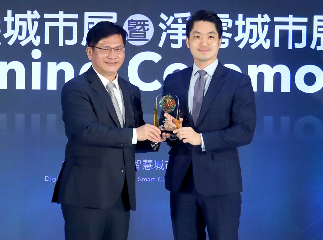 台北市长蒋万安（右）28日出席「2023智慧城市展暨净零城市展」开幕，由总统府秘书长林佳龙（左）颁发智慧城市创新应用奖给蒋万安。（郑任南摄）