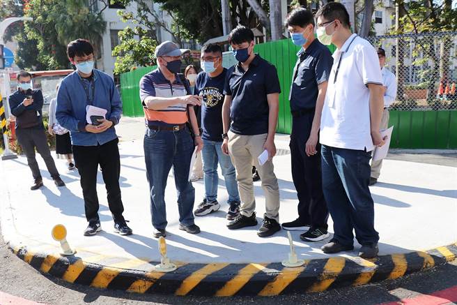 營建署委員及道安委員於現場進行會勘、討論。（嘉義市政府提供∕呂妍庭嘉義傳真）