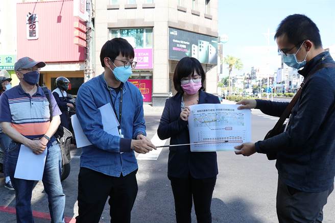 營建署委員及道安委員於現場進行會勘、討論。（嘉義市政府提供∕呂妍庭嘉義傳真）