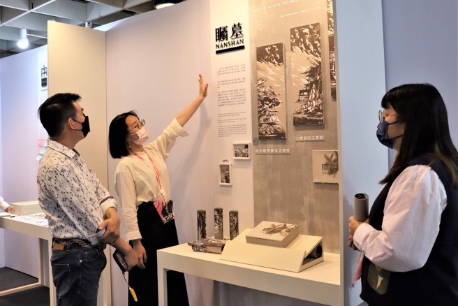 樹德科大視傳系同學為翟治平院長(左)解說作品創作理念。（圖／時報獎執委會提供）