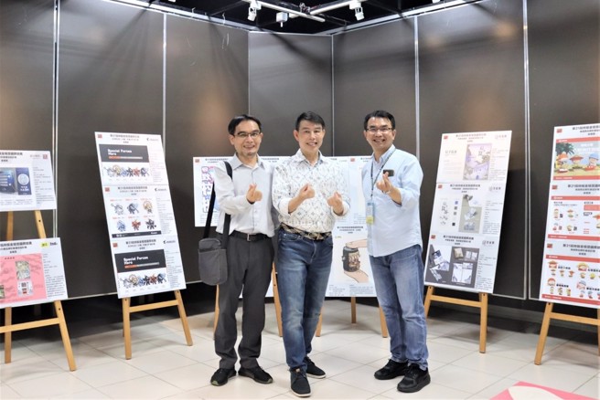 樹德科大視傳系系主任楊肇傅(左)及蘇鴻昌老師(右)帶翟治平院長(中)參觀金犢作品展。（圖／時報獎執委會提供）