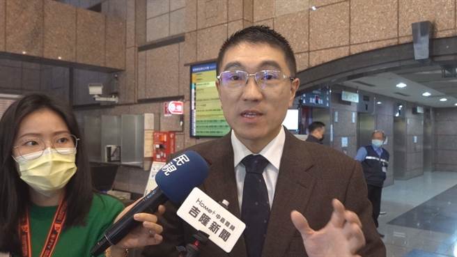 基隆市长谢国梁28日上午率基隆市政府同仁赴铁道局沟通，他希望铁道局能代为向中央陈述基隆市财政困难之处。（翻摄画面／张志康基隆传真）