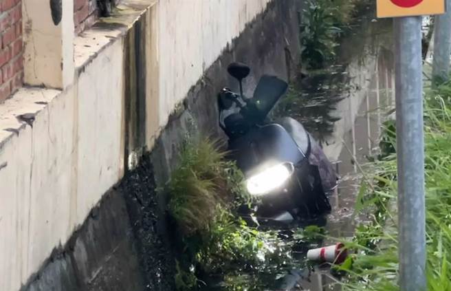 死者在當地其實經營一間小飲料店，但因家庭經濟壓力才兼職跑外送，家中還有5歲、3歲的孩子要養，孩子們目前都還不知道媽媽過世。（翻攝照片）