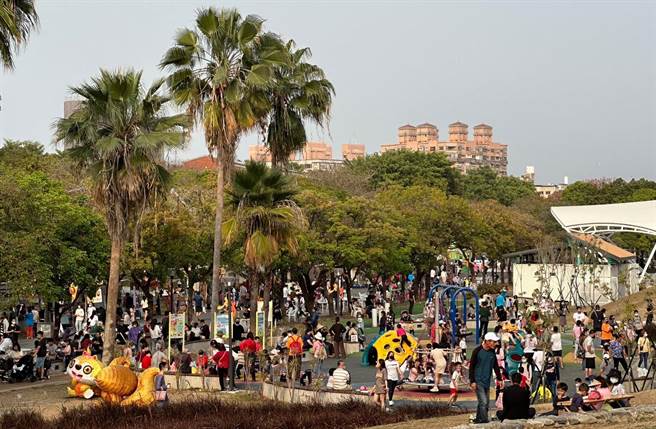 斗六市膨鼠森林公園從散步、跑步為主的運動公園，改為全齡化的大型遊具公園，每周末都有上萬人次進出。（周麗蘭攝）