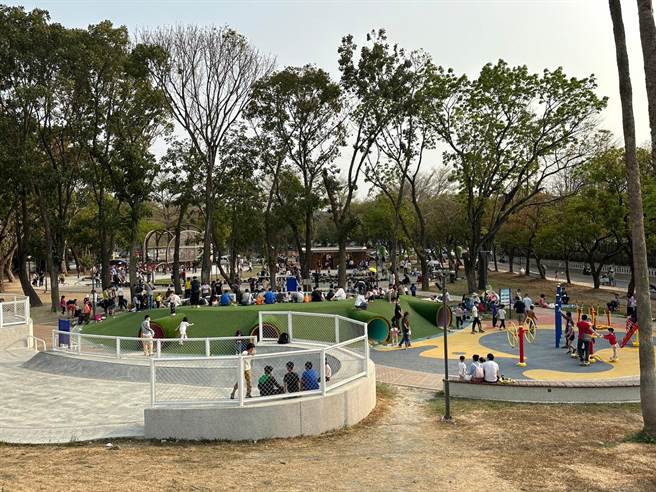 有4個水管的大型沙坑吸引大小朋友一起玩，家長坐在高處守候。（周麗蘭攝）