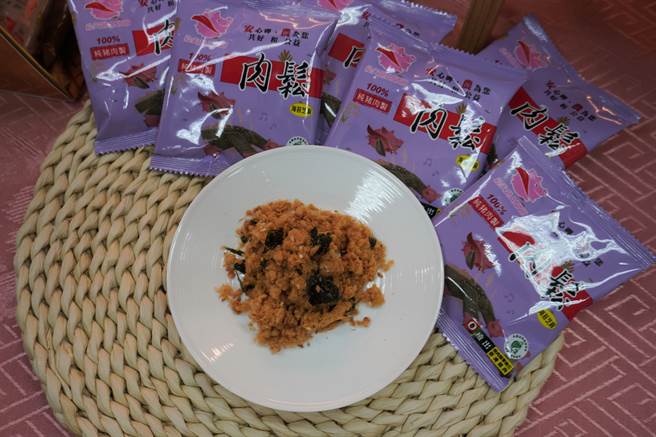 大安区农会28日上午假飞天猪生活馆，举行海苔芝麻口味金砖肉松礼盒新品发表会。(大安区农会提供)