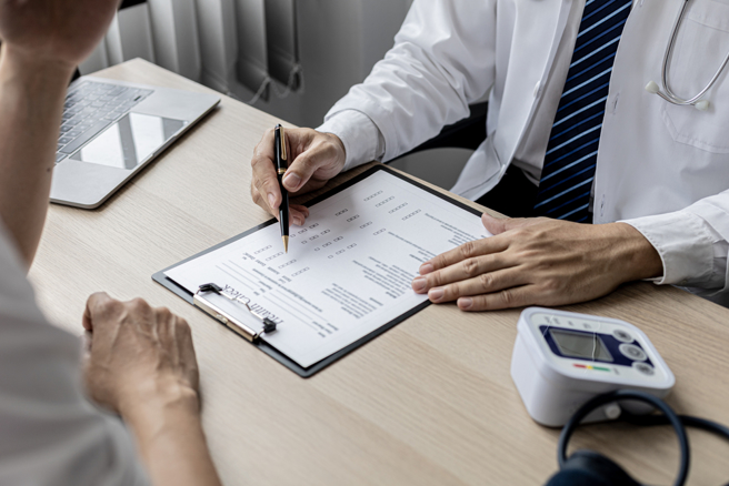 如果健检有助于延寿，男女的寿命应该相反过来才对，但事实上，彼此之间的差距反而拉大了，且还是健检做得多的男性寿命较短。由此可见，健检信仰根本毫无意义。(示意图/shutterstock)
