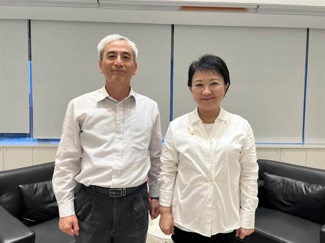 台中捷运公司董事长林志盈（左）将接任台北悠游卡公司董事长，市长卢秀燕（右）欢喜祝福。（台中市府提供）