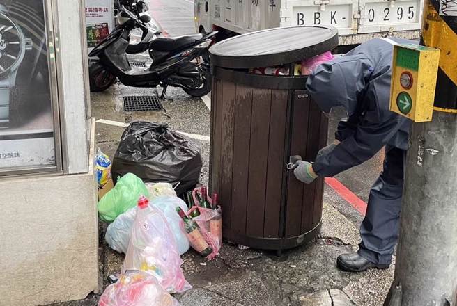 基隆市闹区设有行人垃圾桶，但常遭商家和民眾违规弃置垃圾于垃圾桶旁，造成市容脏乱。（基隆市环保局提供／徐佑升基隆传真）
