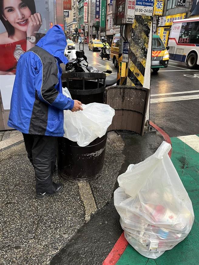 目前清洁队在更换垃圾袋时，也会对违规弃置的家户垃圾进行破袋稽查。图为更换行人垃圾桶垃圾袋时之照片。（基隆市环保局提供／徐佑升基隆传真）