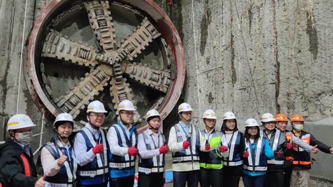 对于外界批评，桃园市长张善政28日受访表示，从来都没有迴避责任，农业局与他一起承担。（赖佑维摄）