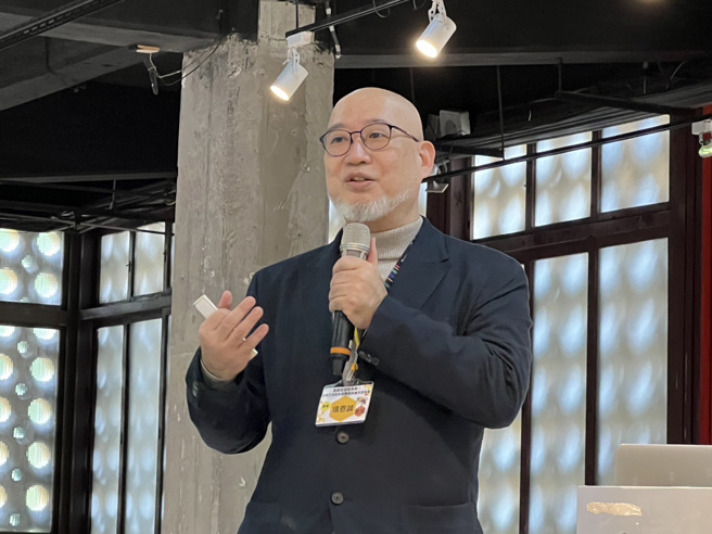 杨恩诚表示，目前已知可利用不同的操作方式，将欲授粉蜂箱内的外勤蜂移除乾净再将蜂箱移入温室内，可有效避免大量外勤蜂撞棚死亡的情形。(照片/臺湾大学提供)