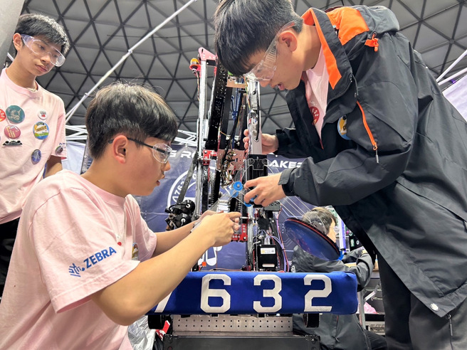 安康高中队员进行机器维修，以进行下一场竞赛。(照片/新北市教育局提供)