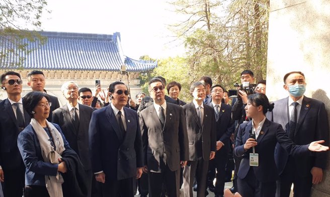 前总统马英九今上午前往南京中山陵拜谒。（蓝孝威摄）