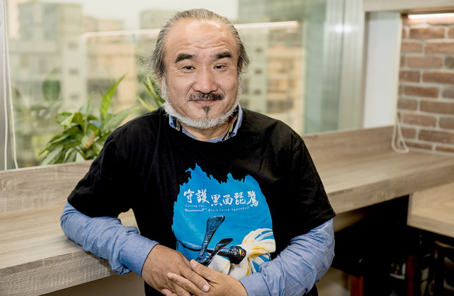 「摄鸟达人」梁皆得导演花30年拍摄纪录片《守护黑面琵鹭》。（图／LiTV、采昌国际提供）