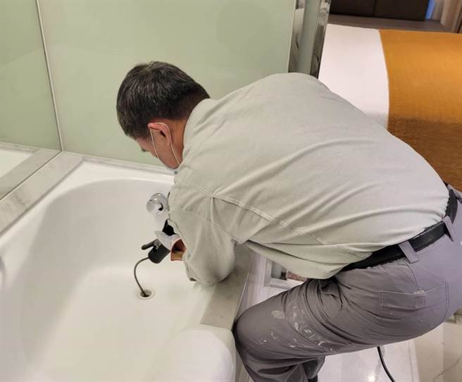 劳工局推职务再设计补助让许大哥工作更轻松有效率。（翻摄照片／高雄洪靖宜传真）