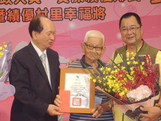 高龄91岁的李朝生，担任邻长一职已经73年，可说一辈子都在当邻长服务乡里。示意图。（本报资料照／胡健森摄）