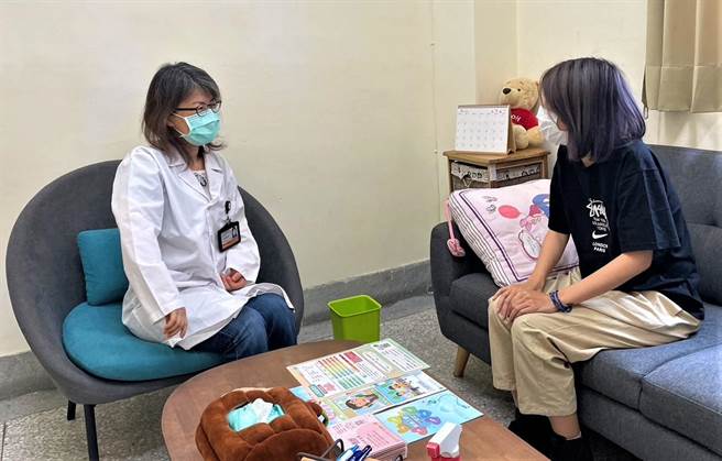 现代人压力大，加上疫情影响，花莲卫生局开通心理谘询专线，谘询服务件数增加。（示意图／花莲卫生局提供）