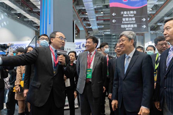 行政院院长陈建仁蒞临智慧城市展「数位产业署主题馆」，数位产业署署长吕正华解说智慧应用服务。（数位发展部提供）