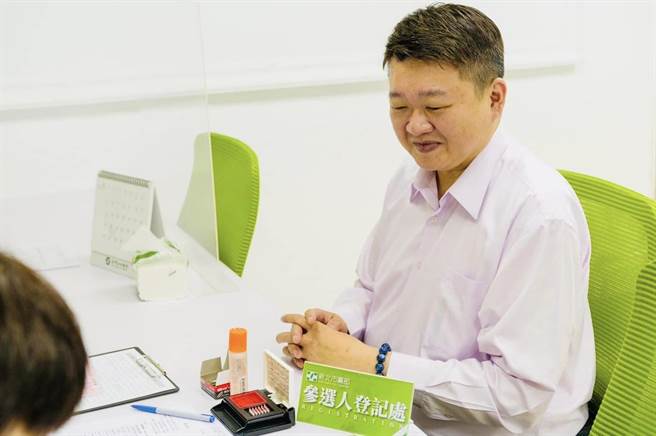 投入新北第一选区立委的民进党初选参选人何博文今(28)日表示，昨(27)日媒体头版报导指国民党主张九二共识就是中华民国，遭党主席朱立伦否认，何博文点名国民党文传会主委、中华民国台湾的现任立委淡水洪孟楷，质疑对方的两岸主张论述。(黄敬文翻摄)